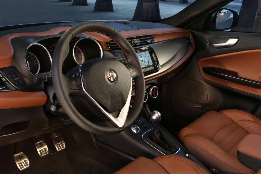 Интерьер Alfa Romeo Giulietta Sportiva (940) 2013 года  (WW) (фото 29 из 32)